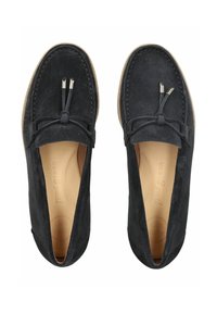 Černé semišové mokasíny s hladkou texturou, s prošitým okrajem a dekorativní mašlí na přední straně. Lehká podrážka.
