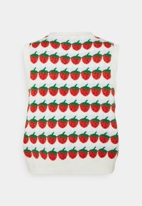 Vitt stickad väst med ett upprepande mönster av röda jordgubbar med gröna löv över hela tyget.