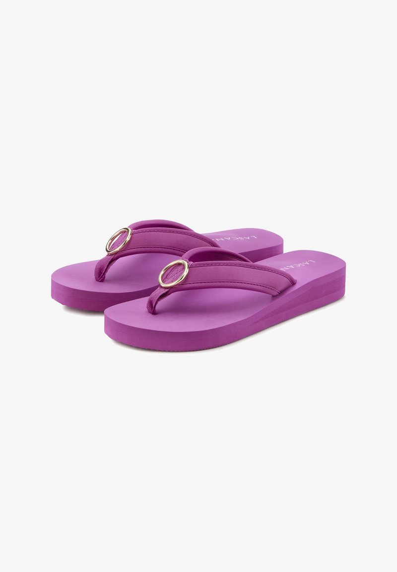 Vijolične japonke z ravnim podplatom, opremljene z dvojnimi trakovi in krožnimi kovinskimi detajli. Narejene so iz gume z gladko teksturo.