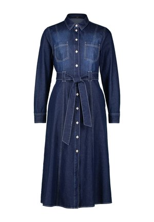 Denim shirtjurk in donkerblauw met lange mouwen, knoopsluiting aan de voorkant, twee borstzakken en een bijpassende riem in de taille. Heeft contrasterende stiksels.