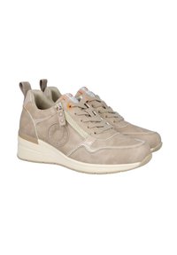 Zapatillas de ante beige con un collar acolchado, costuras decorativas y una cremallera lateral. Presenta una suela de goma texturizada y acentos naranjas.
