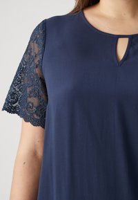Vero Moda Curve VMCRUSK V NECK  - Camiseta estampada - navy