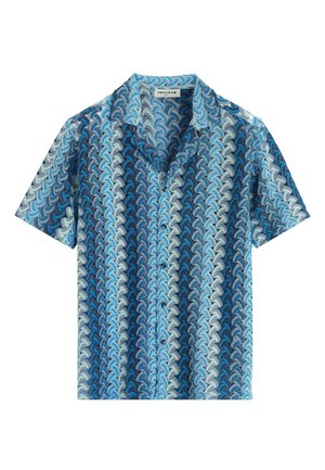 Chemise à manches courtes boutonnée avec un motif géométrique ondulé bleu et blanc et un col pointu.