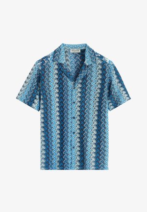 Chemise à manches courtes boutonnée avec un motif géométrique ondulé bleu et blanc et un col pointu.
