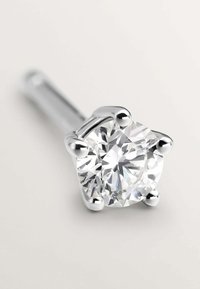 Pendiente de botón de diamante redondo con montura de plata de cuatro garras; presenta un vástago de plata pulida y una piedra clara y brillante.