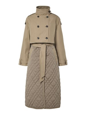 Trench beige con un top corto y una parte inferior larga y acolchada. Presenta botones de doble botonadura, una cintura ceñida con cinturón y un cuello alto.