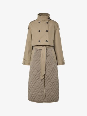 Beige trenšsäkk, millel on lühike top ja pikk, tikitud alt. Omab kahekordset nööpide rida, vööga talje ja kõrget krae.