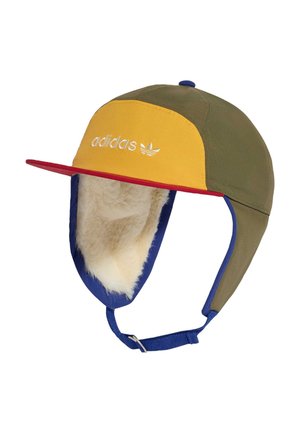 Wielokolorowa czapka Adidas z żółtym przodem, czerwonym daszkiem, oliwkowo zielonymi bokami, niebieskim obszyciem oraz futrzanymi nausznikami z regulowanym paskiem pod brodą.