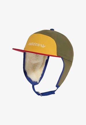 Višebojna Adidas kapa sa žutim prednjim dijelom, crvenim obodom, maslinasto zelenim stranama, plavim rubom i dlakavim ušnim zaklopcima s podesivim remenom za bradu.