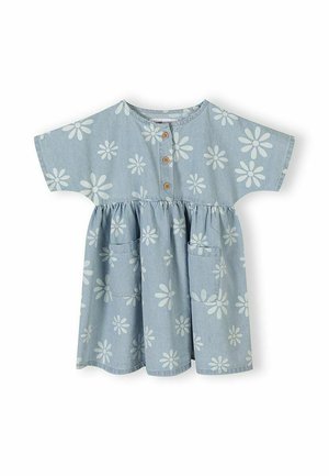 Jasnoniebieska sukienka dla małego dziecka z białym kwiatowym wzorem, krótkimi rękawami, trzema drewnianymi guzikami z przodu, marszczoną talią i dwoma przednimi kieszeniami.