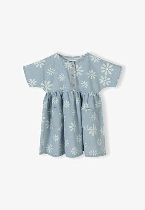 Robe pour tout-petit bleu clair avec motif floral blanc, manches courtes, trois boutons en bois à l'avant, taille froncée et deux poches avant.