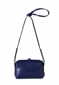 Borsa a tracolla in pelle blu navy con forma rettangolare, chiusura con zip, tracolla regolabile e texture liscia, con logo del brand.