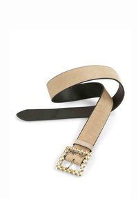 Bardzo jasny zamszowy pasek z czarnym skórzanym tłem i kwadratową klamrą ozdobioną złotymi ćwiekami. Charakteryzuje się gładką teksturą i regulowanymi otworami.