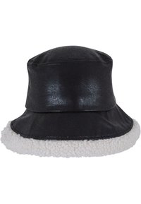 Sort faux læder bøttehat med en blød hvid fleece kant. Har en struktureret top og en bred, fleksibel kant for komfortabel brug.