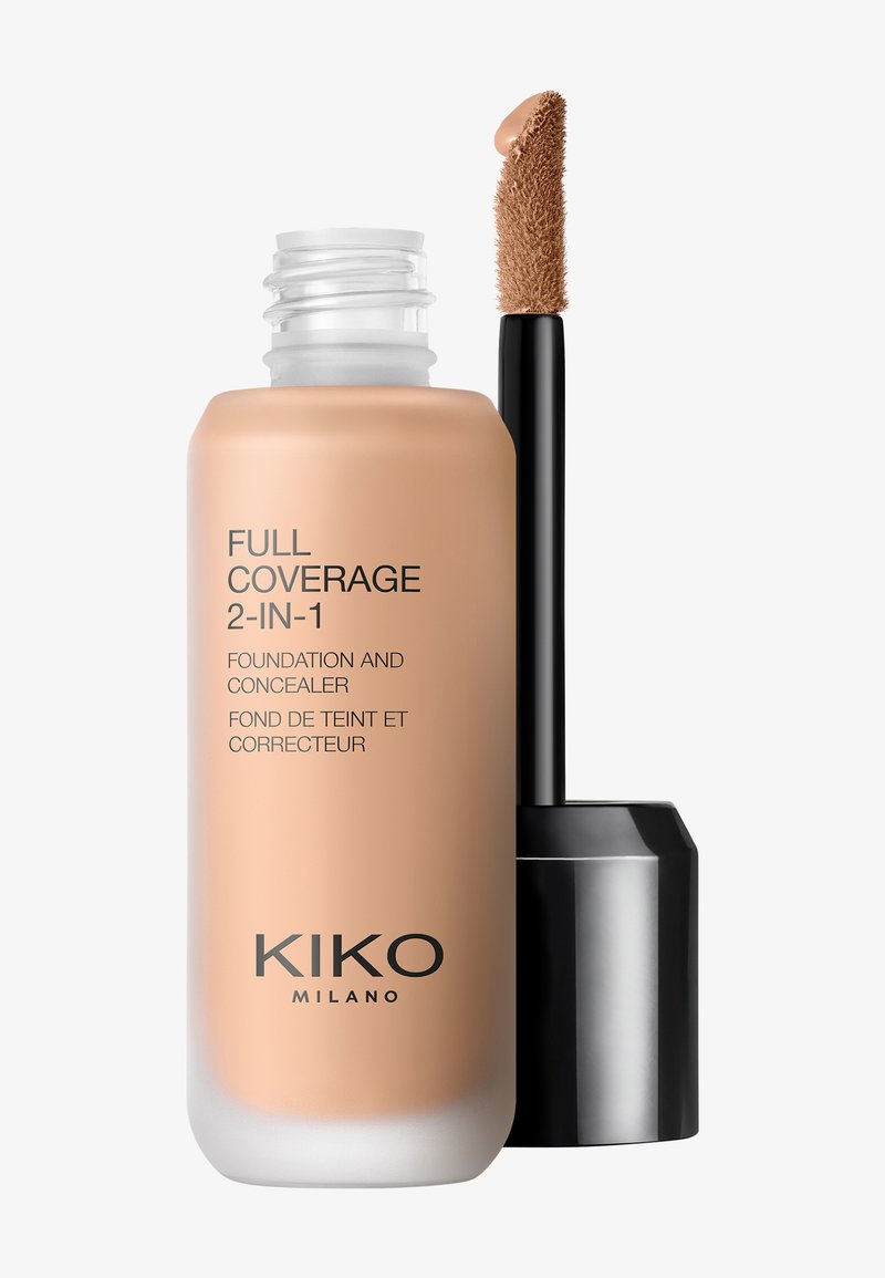Flacon de fond de teint et correcteur 2-en-1 à couvrance totale KIKO Milano avec applicateur en bâtonnet recouvert de maquillage beige.