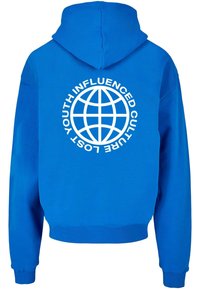 Blå hettegenser med et hvitt sirkulært grafisk element som har teksten "YOUTH INFLUENCED CULTURE" og et globusdesign på baksiden.