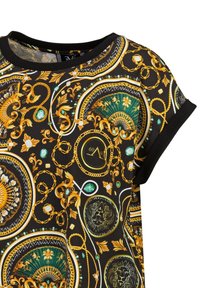 Zwart T-shirt met korte mouwen, versierd met een levendig barokpatroon in goud en groen, met ronde motieven en decoratieve accenten. Gemaakt van een katoenmix.