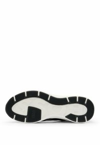 Semelle de sneaker noire en caoutchouc avec un intermédiaire blanc, présentant une surface texturée et un motif de traction avec un détail de logo embossé.