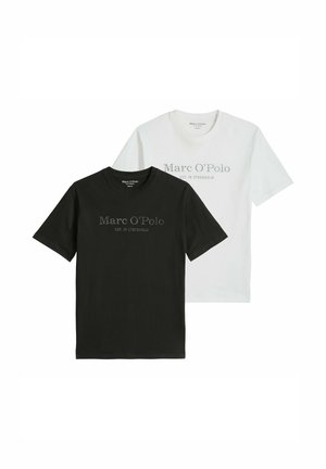 Dos camisetas de manga corta con cuello redondo, una negra y una blanca, con el texto "Marc O'Polo Est. in Stockholm" en el frente.