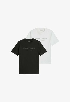 Dos camisetas de manga corta con cuello redondo, una negra y una blanca, con el texto "Marc O'Polo Est. in Stockholm" en el frente.