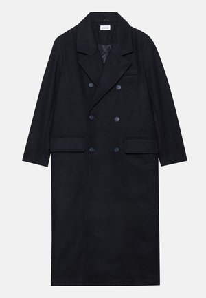 Doppelreihiger schwarzer Mantel aus strukturiertem Stoff, mit breitem Revers, zwei vorderen Taschen und dunklen Knöpfen. Langer, gerader Schnitt.