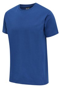 T-shirt bleu uni à manches courtes et col rond avec une petite étiquette noire à l'intérieur du col, confectionné en tissu lisse.