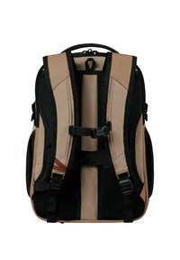Zaino a rete beige e nero con spallacci regolabili, chiusura con zip e accenti arancioni a contrasto. Presenta un retro imbottito per maggior comfort.