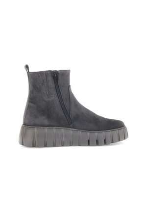 Schwarze Wildleder-Ankle Boots mit seitlichem Reißverschluss, strukturiertem Obermaterial und dickem, geripptem Gummisohle. Glatte Oberfläche ohne sichtbare Muster oder Akzente.