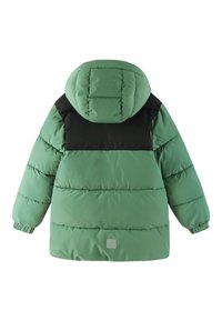 Giacca a vento verde con un pannello nero sulle spalle. Presenta un cappuccio, polsini elasticizzati e una texture trapuntata verticale. Branding minimalista.