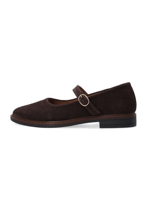 Dunkelbrauner Veloursleder-Mary-Jane-Schuh mit rundem Zehenbereich, niedrigem Absatz und einem einzelnen Riemen mit goldener Schnalle vor weißem Hintergrund.