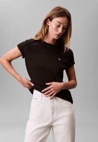 Calvin Klein Jeans ARCHIVE CREW TEE - Lihtne T-särk - black
