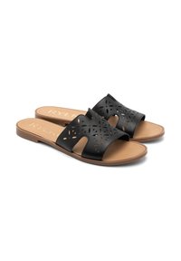 Czarne klapki mają wycięty kwiatowy wzór, gładką skórzaną cholewkę oraz beżową syntetyczną wkładkę na stopę z brązową gumową podeszwą.