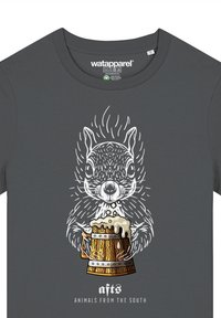 Grijze T-shirt met een cartoon eekhoorn die een houten bierpul met schuim vasthoudt. Onder de afbeelding staat de tekst "dieren van het zuiden".