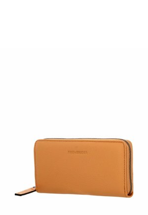 Portefeuille en cuir orange avec une surface texturée, une fermeture éclair, et le nom de la marque en relief bien visible sur le devant. Forme rectangulaire compacte.