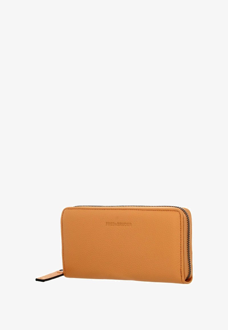 Portefeuille en cuir orange avec une surface texturée, une fermeture éclair, et le nom de la marque en relief bien visible sur le devant. Forme rectangulaire compacte.