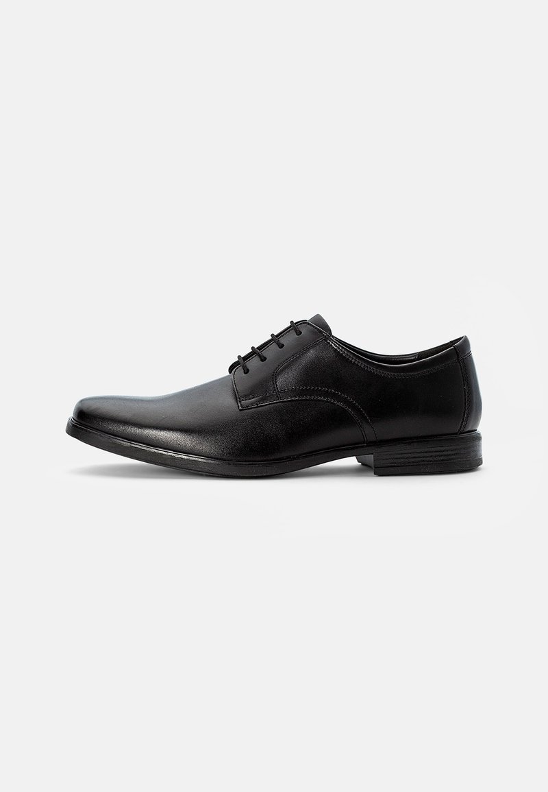 Clarks - HOWARD WALK - Snörskor - black, Förstora