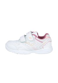 Zapatilla deportiva blanca con acentos rosa y correas de velcro, que presenta detalles perforados, suela de goma texturizada y un interior acolchado.