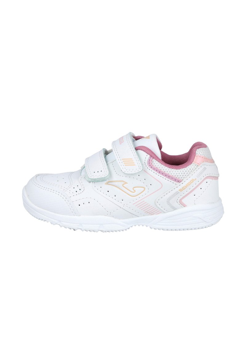 Zapatilla deportiva blanca con acentos rosa y correas de velcro, que presenta detalles perforados, suela de goma texturizada y un interior acolchado.