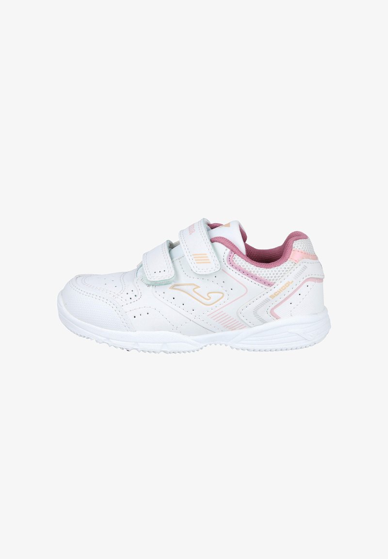 Zapatilla deportiva blanca con acentos rosa y correas de velcro, que presenta detalles perforados, suela de goma texturizada y un interior acolchado.