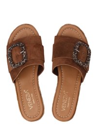 Bruine suède slip-on sandalen met een leopardenpatroon gesp, gestikt detail en een gladde leren binnenzool. Ontworpen voor comfort en stijl.
