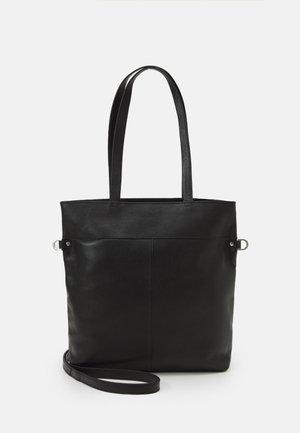 Zwarte leren totebag met twee lange handvatten, een afneembare schouderriem en een voorvak. Gladde textuur en minimalistisch ontwerp.