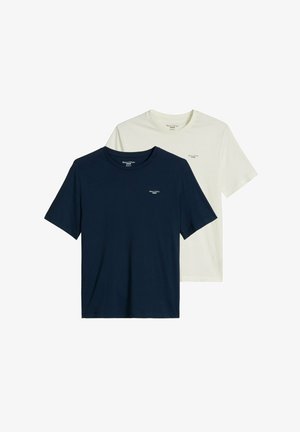 Zwei schlichte T-Shirts mit Rundhalsausschnitt, eines in Navyblau und eines in Off-White, jeweils mit kleinem "Marc O'Polo DENIM"-Logo auf der Brust.