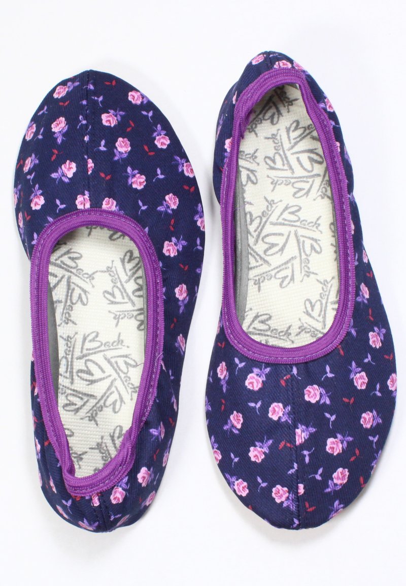 Blumen-Ballerinas aus marineblauem Stoff mit lila Akzenten. Sie verfügen über kleine rosa und lila Blumenmuster, eine runde Zehenpartie und ein slip-on Design.