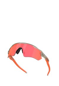 Occhiali da sole sportivi con montatura trasparente, dettagli arancioni e grandi lenti rosa. Presentano un design avvolgente per una copertura totale del viso.