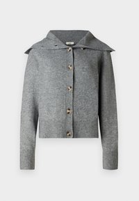 Cardigan en tricot gris avec un large col, sept boutons, des poignets et un ourlet côtelés. Fabriqué à partir d'un matériau doux avec une finition texturée.