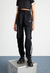 adidas Originals CARGO - Kapsáče - black