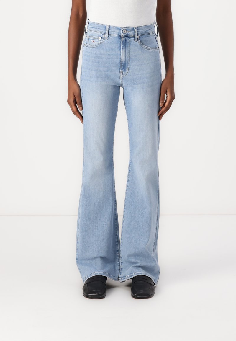 Lyseblå flagrende jeans laget av denim med høy midje. Har frontlommer og knappegjøring, med en subtil vask for tekstur.