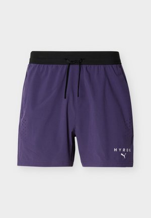 Lilla spordipüksid musta elastse vöö ja nööriga, väikeste küljeaugustustega ning valgete "HYROX" ja Puma logodega.