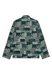 Πουκάμισο με μακριά μανίκια που διαθέτει σχεδιασμό πατς-γουόρκ με σκούρα πράσινα και ανοιχτό μπεζ μοτίβα, περιλαμβάνοντας στοιχεία λουλουδιών και γεωμετρικά σχέδια.