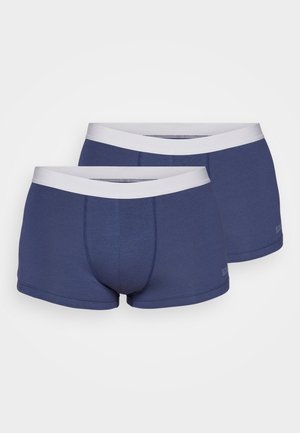 Jūros mėlynos medvilninės bokseriai su minkštu baltu elastiniu juosmeniu. Turi prigludusį fitą ir lygią tekstūrą be raštų ar papildomų akcentų.